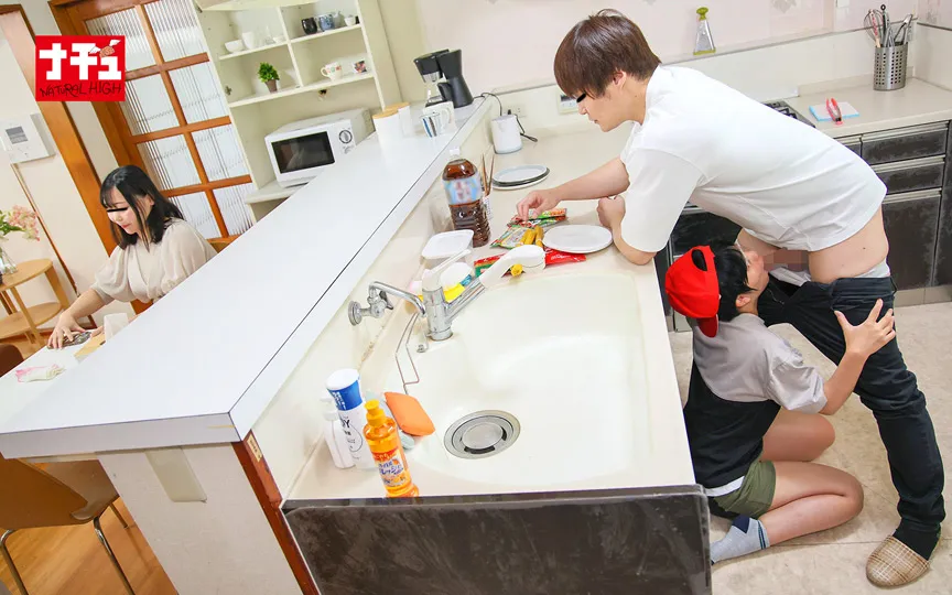 甥っ子になりすました小悪魔愛人 奥さんがいるのに短パンの隙間から挿れるこっそりエッチで興奮しすぎて中出ししちゃったのぉ？ダメじゃんw