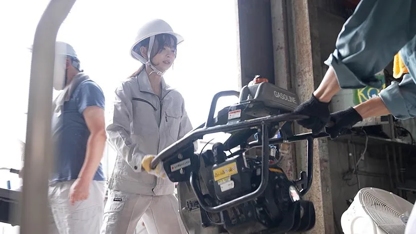 【パワハラ輪姦レイプ】ピストンバイブ解体女子 実習 という名のシゴキにもめげずに男社会で解体工を目指す純朴研修生に密着 解体実習編