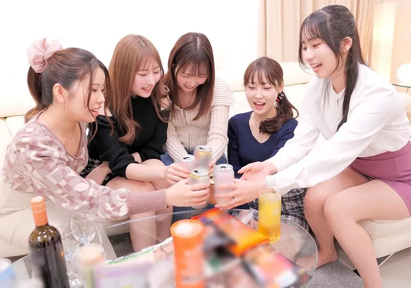 奥様たちが家でママ友会していたら女だけのレズ王様ゲーム→女王様ゲームに！ 末広純 天然美月 白石かんな 真白みのり 江戸川もなか