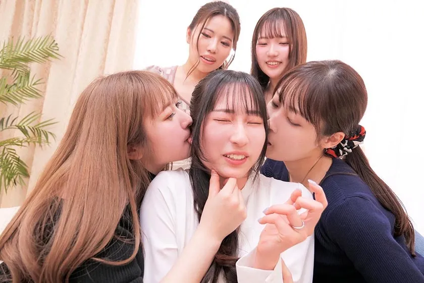 奥様たちが家でママ友会していたら女だけのレズ王様ゲーム→女王様ゲームに！ 末広純 天然美月 白石かんな 真白みのり 江戸川もなか