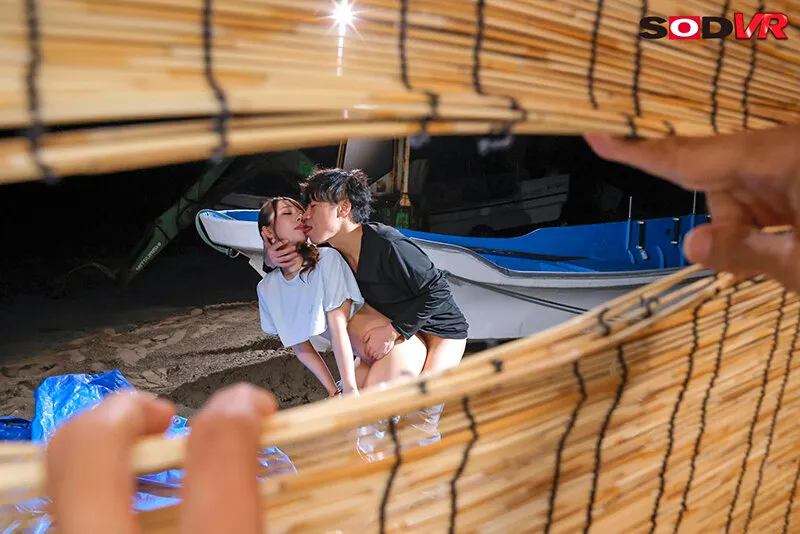 【尾崎えりか】【VR】【密室ロッカー内VR】令和ビッチ水着ギャル店員と海の家の【ロッカーの中】に2人きりで入ると‘キスまで5cm’息がかかる距離で思わず勃起してしまい…扉の向こうにツレの彼氏がいるのに…