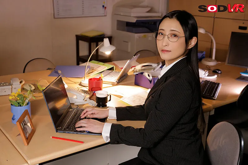 【神納花】【VR】総務部の地味なお局さんは結婚したばかりの僕にエロすぎる長い舌を絡ませて突然のキス。エロさに負けて社内不倫をしてしまった。