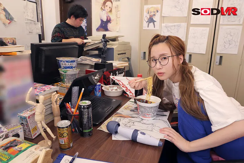 【朝倉ここな】【VR】連日徹夜の限界喪女WEBデザイナーさんの両足おっぴろげオナニー現場に遭遇！秘密にしてあげるから…とその場でフェラチオをお願いすると、ご無沙汰なチ○ポに欲情して性欲爆発。吸いつきおマ○コが僕の生ち○ぽを貪ぼるように咥え込んで、深夜の事務所にピストン音が…