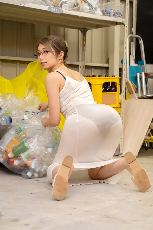 【佐伯由美香】ゴミ集積場でタイトワンピが透けすぎてパンツが丸見え状態の奥さんと2人きり！無意識に誘惑してくる透けパン尻がエロすぎるので今から即ハメします。VOL.4 飢えていた熟尻妻 ゆみかさん（34歳）ヒップ90センチ