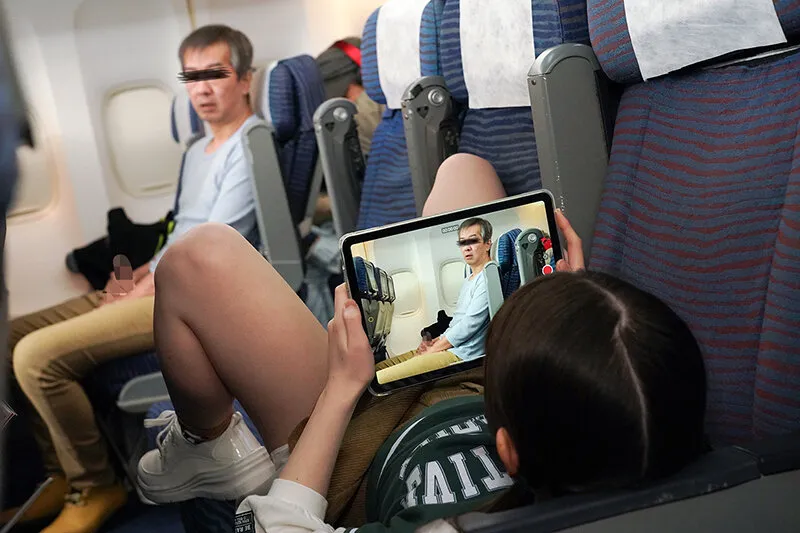 【市井結夏 柏木こなつ 藤田こずえ】【JSロリ】機内で遊ぶちびっこのパンチラで勃起したら隠れフェラでねっとりシャブられて騎女られた