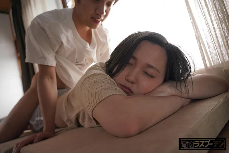 縁側で眠る姉の無意識なマンチラに我慢できず… ひと夏中ショートパンツの隙間から僕の童貞チ○ポをこっそり入れ続けていたら入れただけでイく僕専用マ○コになりました 田中ねね