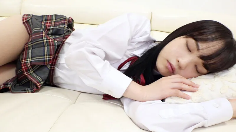 【JK】寝ている女子●生の妹にイタズラしていたら逆に生ハメを求められて、 もう発射しそうなのにカニばさみでロックされて逃げられずそのまま中出し！ 工藤ララ