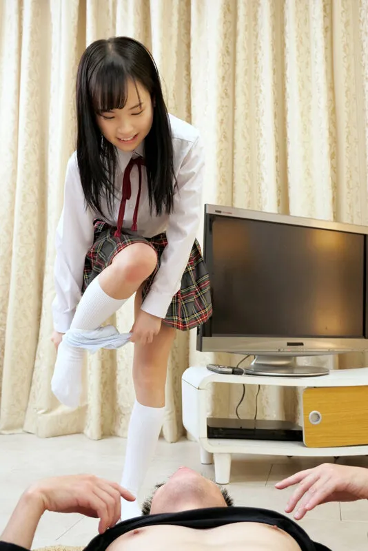 【JK】寝ている女子●生の妹にイタズラしていたら逆に生ハメを求められて、 もう発射しそうなのにカニばさみでロックされて逃げられずそのまま中出し！ 工藤ララ