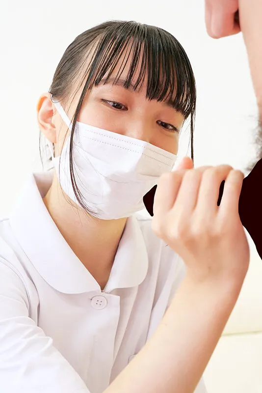 【現役看護師中出し】完全顔出し現役ナースをガチナンパ！白衣の天使がEDに悩む男を改善！ ギン勃ちしたら喜んで中出しセックスまでさせてくれました！ 雪乃える