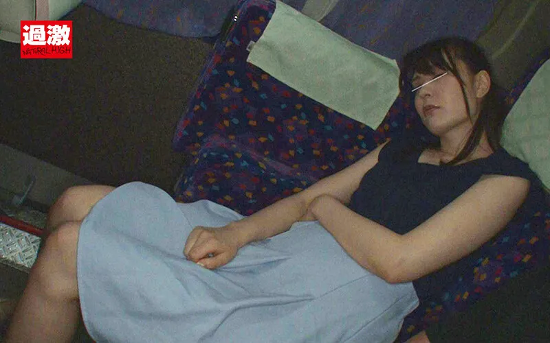 【藤波さとり】夜行バスで声も出せずイカされた隙に生ハメされた女はスローピストンの痺れる快感に理性を失い中出しも拒めない10 青系コーデ色気JD