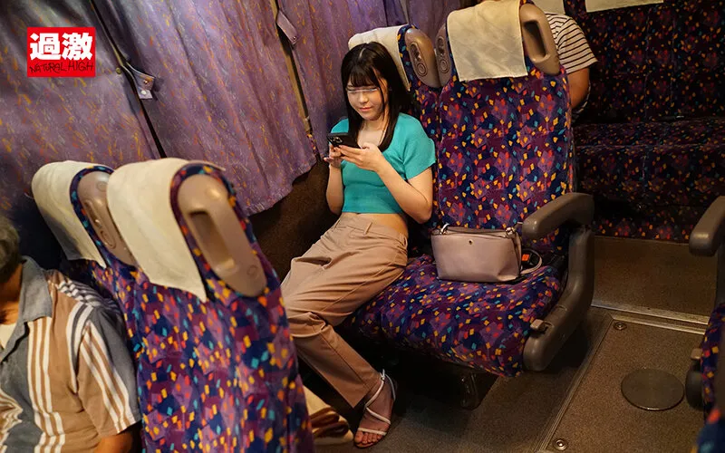 【皆瀬あかり】夜行バスで声も出せずイカされた隙に生ハメされた女はスローピストンの痺れる快感に理性を失い中出しも拒めない10 へそ出しコーデ黒髪清楚JD