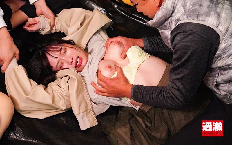 【小梅えな 美波こづえ 咲野瑞希 宝川莉子】テントの中に連れ込まれた友達を助けれず2人同時にまわされた女子キャンパー