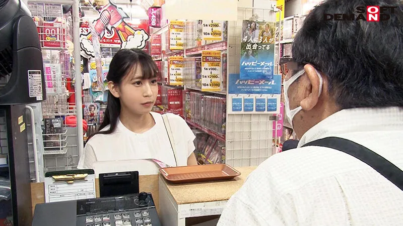 【三田サクラ 末広純 岬野まなつ】普通のおもちゃ屋さんと思い込んでアルバイトにやってきたお嬢さんには裸になるより恥ずかしいハレンチ衣装で大人のおもちゃ屋さんで働いてもらっちゃいました。