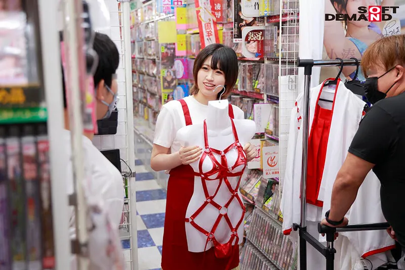 【三田サクラ 末広純 岬野まなつ】普通のおもちゃ屋さんと思い込んでアルバイトにやってきたお嬢さんには裸になるより恥ずかしいハレンチ衣装で大人のおもちゃ屋さんで働いてもらっちゃいました。