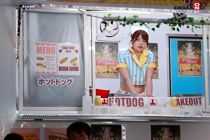 【泉田栞 富岡ありさ 新山ちなつ もっともあ】イルミネーションを見に来ていた冬休み中の女子大生さん 「半裸で移動販売してみませんか？」お客さんにバレないよう10分おきに過激になる下半身イジられミッションに耐えられるか！？