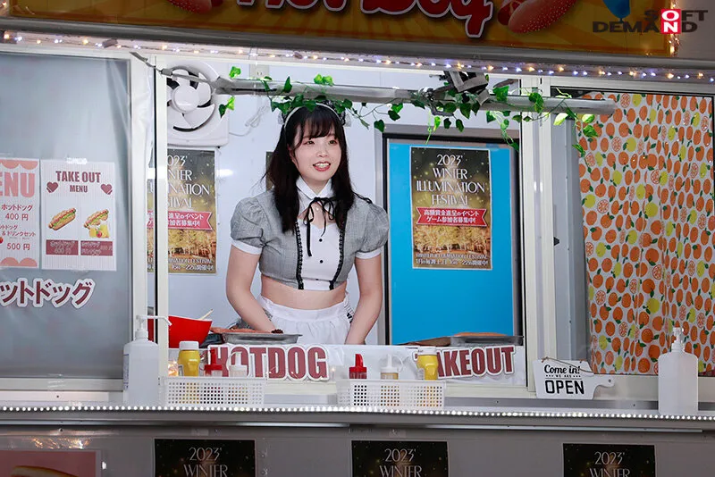 【泉田栞 富岡ありさ 新山ちなつ もっともあ】イルミネーションを見に来ていた冬休み中の女子大生さん 「半裸で移動販売してみませんか？」お客さんにバレないよう10分おきに過激になる下半身イジられミッションに耐えられるか！？