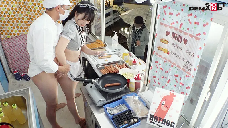 【泉田栞 富岡ありさ 新山ちなつ もっともあ】イルミネーションを見に来ていた冬休み中の女子大生さん 「半裸で移動販売してみませんか？」お客さんにバレないよう10分おきに過激になる下半身イジられミッションに耐えられるか！？