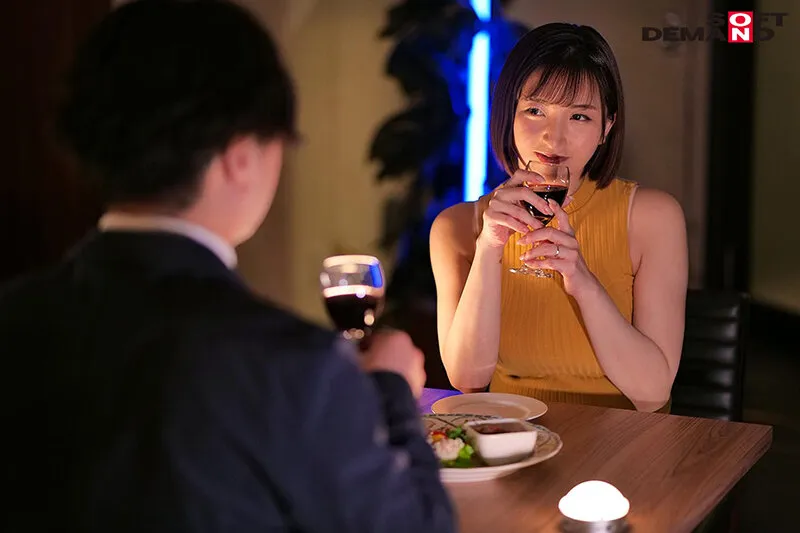 【人妻不倫NTR中出し】昔付き合っていた同級生と再会してそのままW不倫…。当時着ていたセーラー服を着てもらって昔のようにハメまくるよみがえり青春SEX 鈴木真夕