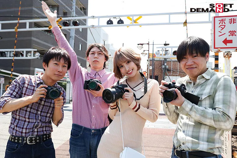 オタサーのギャル 鉄オタ童貞とのセックスにハマってしまった「オタクに優しいギャル」百永さんが、サークル仲間3人の童貞を奪ってくれた！ 百永さりな