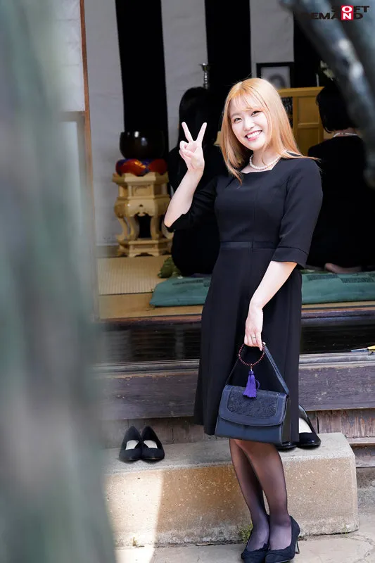 ヤリマンはママになってもヤリマン 法事で5年ぶりに再会した同級生たちに酔わされ輪姦された金髪喪服ギャル 伊南えりか