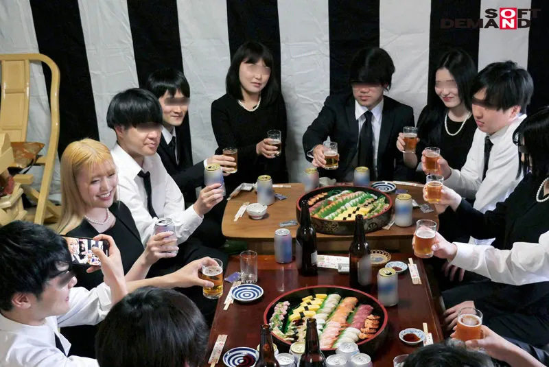 ヤリマンはママになってもヤリマン 法事で5年ぶりに再会した同級生たちに酔わされ輪姦された金髪喪服ギャル 伊南えりか