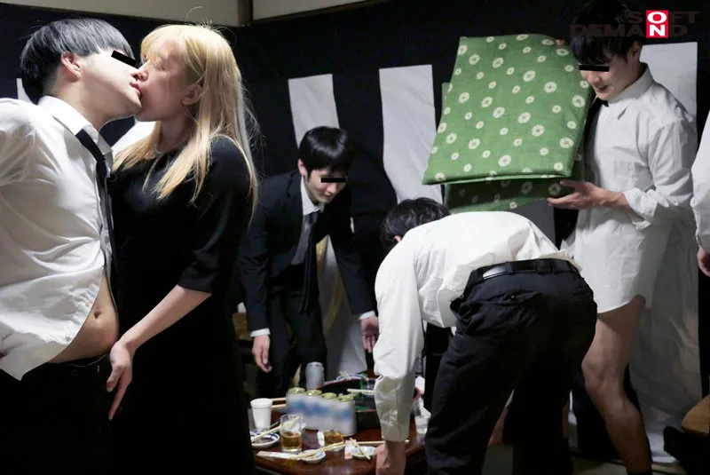 ヤリマンはママになってもヤリマン 法事で5年ぶりに再会した同級生たちに酔わされ輪姦された金髪喪服ギャル 伊南えりか