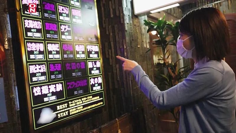 区役所勤務7年目 真面目一筋の奥さんは実はレーベル史上最高のドM体質 望月瞳 33歳 第2章 夫に仕事だと嘘をつきSMラブホで密会調教 手足を拘束されイカされまくって恍惚の笑み！