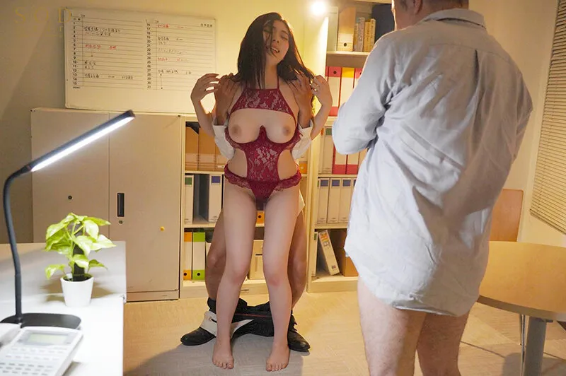 スタイルが抜群過ぎる部下の弱みを握り脅迫して肉奴隷化。パワハラ上司の社内ランジェリー調教！！ 神木麗