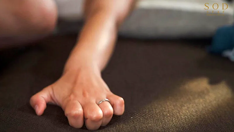 「僕は、妻がレ×プされている所が見たい。」旦那が仕込んだ絶倫マッサージ師に強制的にイカされ犯される姿を盗撮された美人妻。 紗倉まな