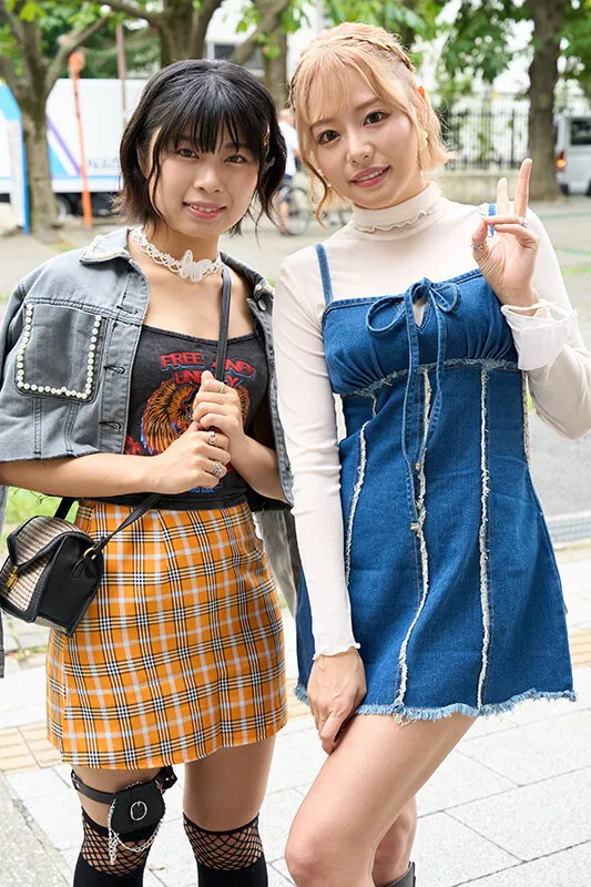 【浜崎真緒 佐野なつ】潮吹きレズ露出 指ズボ快楽でセルフ潮をまき散らす金髪と黒髪のイチャビチャ絶頂デート