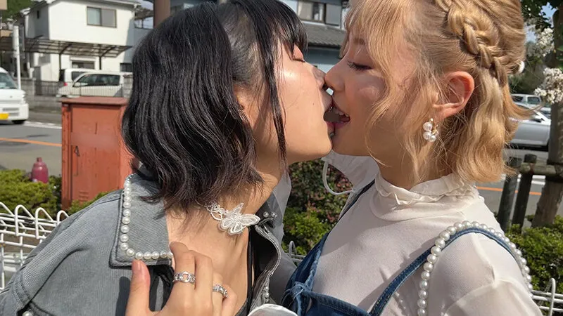 【浜崎真緒 佐野なつ】潮吹きレズ露出 指ズボ快楽でセルフ潮をまき散らす金髪と黒髪のイチャビチャ絶頂デート