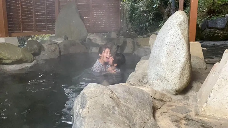 【佐伯由美香 野咲美桜】長舌レズ露出 ベロを絡ませ唾液だらだら接吻デート