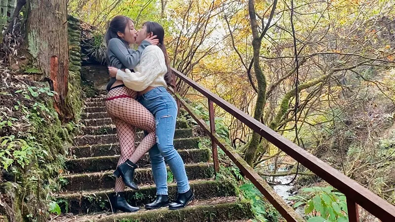 【佐伯由美香 野咲美桜】長舌レズ露出 ベロを絡ませ唾液だらだら接吻デート