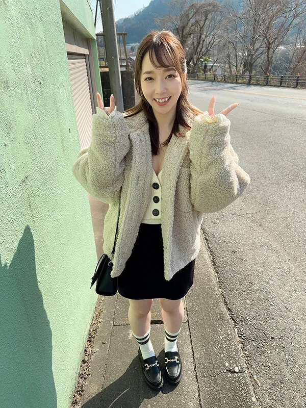 【遠山まき】潮吹き露出 指ズボ羞恥でセルフ潮をまき散らす笑顔娘とビチャビチャ絶頂デート