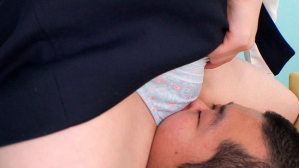 【桃愛ゆえ 他】割れ目にジャストフィット！僕の鼻にパンティのマン土手を押しつけて誘惑するお姉さま