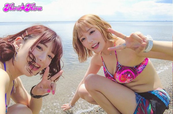 いきなり逆ナンハーレムビーチ 色白ガリ細なキミ達じゃ海は楽しめないからウチらとパコろうよ！！ 浜崎真緒 有村のぞみ