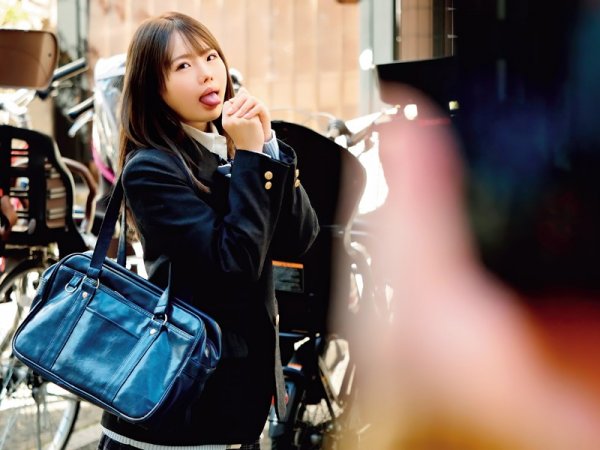 年の離れた従妹にエアーフェラで誘惑されて‥いやらしい舌使いに我慢できず何度もハメまくった 松本いちか