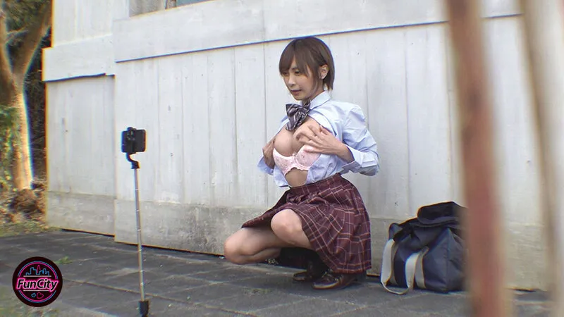 【逢見リカ 小梅えな 沙月恵奈】【JK】SNS露出実況 教室の隅で目立たない陰キャJ系は 巨乳の見せたがり裏垢女子だった…放課後にオタク淫語で羞恥オナニーを 生配信してるのを僕はずっと知っていた。