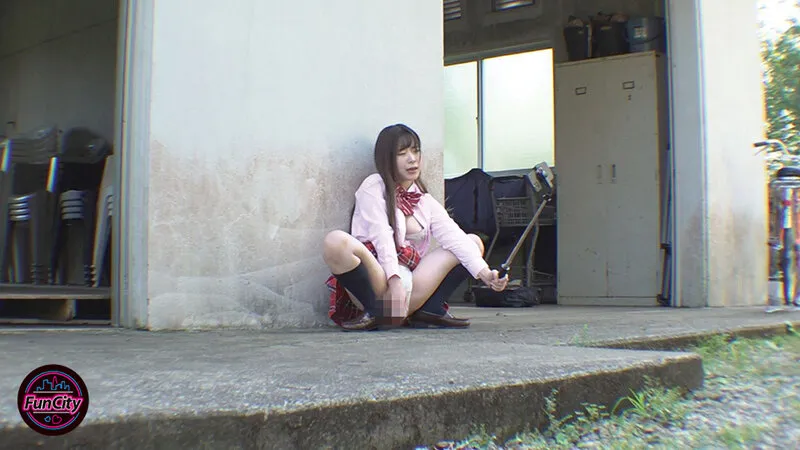 【逢見リカ 小梅えな 沙月恵奈】【JK】SNS露出実況 教室の隅で目立たない陰キャJ系は 巨乳の見せたがり裏垢女子だった…放課後にオタク淫語で羞恥オナニーを 生配信してるのを僕はずっと知っていた。