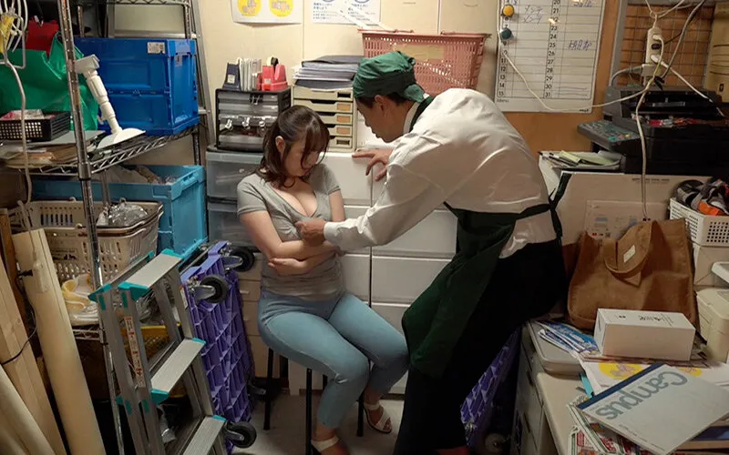 【明里ともか 聖璃とあ 弘中優】万引き スーパーの人妻たち ・嫌がりながらイっちゃう無毛妻 ・押しに弱すぎるムッチリ妻 ・罪の意識がないGカップドM妻