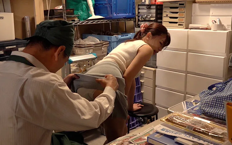 【明里ともか 聖璃とあ 弘中優】万引き スーパーの人妻たち ・嫌がりながらイっちゃう無毛妻 ・押しに弱すぎるムッチリ妻 ・罪の意識がないGカップドM妻