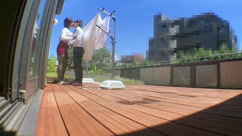 【うさみ鈴】【500円】【盗撮】夫の部下の乳首を弄ぶ不倫妻