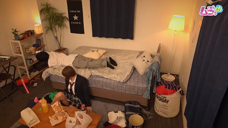 【美波もも】【JK】●校生盗撮 友達のエッチ話に興味津々なお年頃☆チャラいのに実は半童貞なうぶ男子をギャルいJ系女子が筆おろし♪