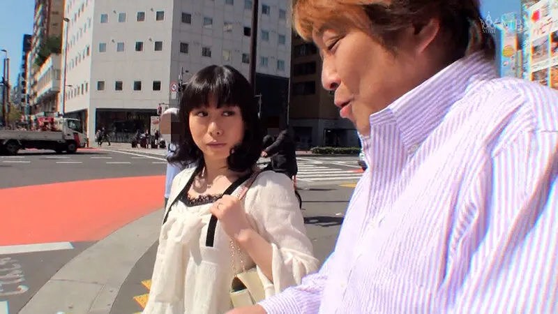 【100円】街ゆく奥様に高額謝礼を餌に声を掛け若いフル勃起チ○ポを見せつける、エッチが久々の奥様は我慢の限界を突破！？ちょっと強引な生挿入にも喘ぎ声が止まらない！！ （M560G-08）