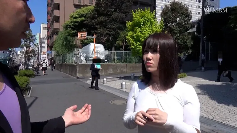 20代の若妻さんをエロインタビューで本能丸出しに…着衣巨乳で男を誘うノリノリ淫乱SEX！