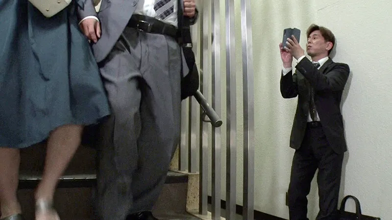 義兄に弱みを握られ寝取られたベロが異様に長い不倫妻 如月ゆの