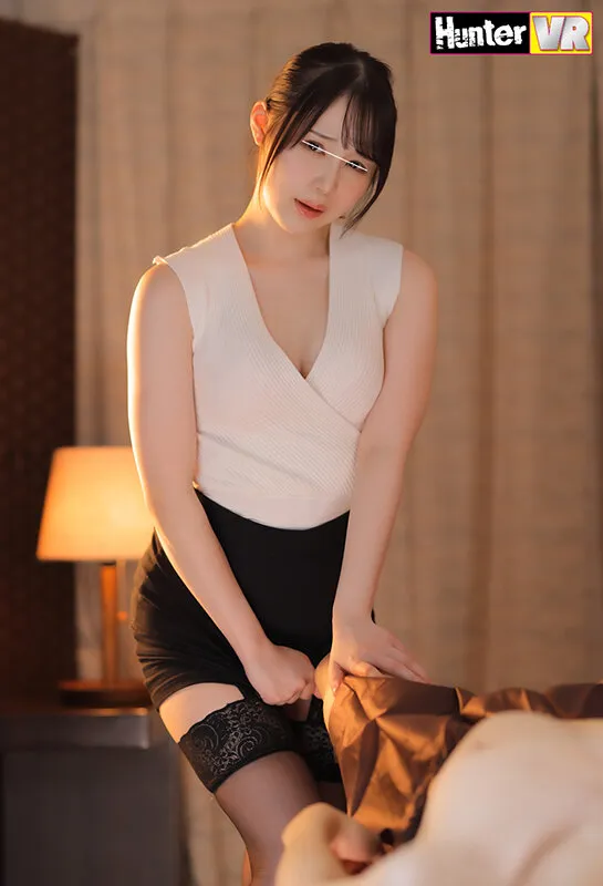 【白川ゆず＆春乃真奈美】【VR】 お触り厳禁のメンズエステでパンチラしまくりの超ミニスカ施術着の美人エステ嬢にガマンできずこっそりタッチ！案の定「ウチはそういうお店ではないので」とキッパリ断られ意気消沈していたら、隣のブースからどう考えても本番行為真っ最中としか思えない喘ぎ声！…