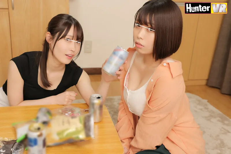 【天然美月＆大原あむ】【VR】辛抱たまらず挿入したら負け？酔った勢いでボクのチンポで勝手に貝合わせ素股 控えめでおしとやかでおっぱいも大きいボクの彼女。彼女の家で手料理をごちそうになるはずが、酔った彼女の妹が突如乱入！初めましてもそこそこに始まった飲み会。すると実は…