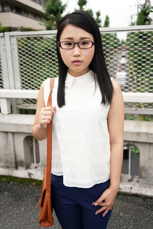 【中条りの】東北の町役場で働く地味なアノ子はアプリで男を漁りまくり、1日10回以上オナニーを貪る性依存症メガネ巨乳娘