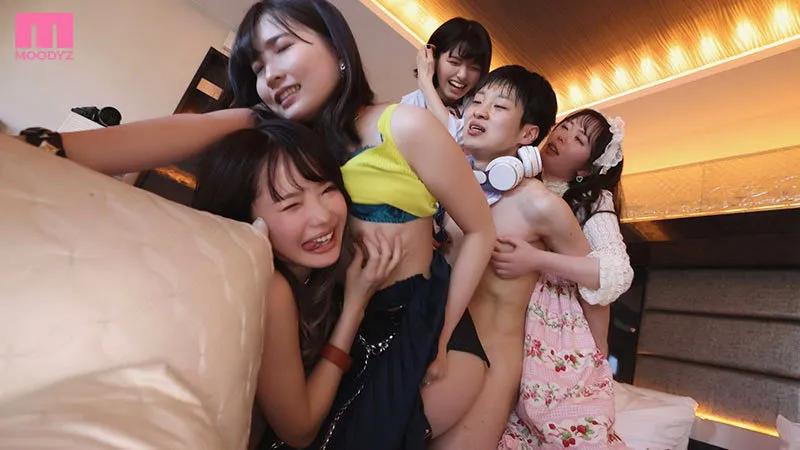 女子会してるホテルにM男くんが突撃参加！ 誰とパコるか5秒で決めろッ 小悪魔4人に一日中犯されるハーレム中出し女子会 松本いちか 倉本すみれ 枢木あおい 百瀬あすか